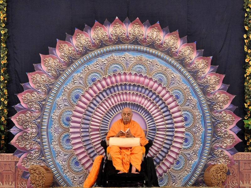 Pramukh Swami Maharaj in Atladra <br> 4 & 5 February 2011 - Swamishri performs his morning puja