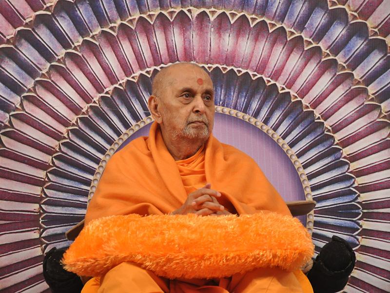 Pramukh Swami Maharaj in Atladra <br> 4 & 5 February 2011 - Swamishri in divine, jovial mood 