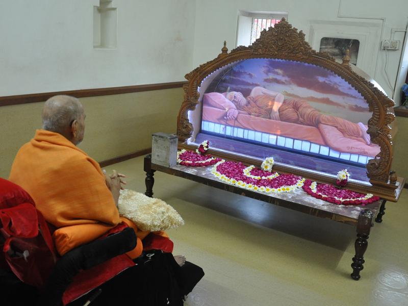 Pramukh Swami Maharaj in Atladra <br> 15 & 16 February 2011 -  Swamishri engaged in darshan of Brahmaswarup Shastriji Maharaj