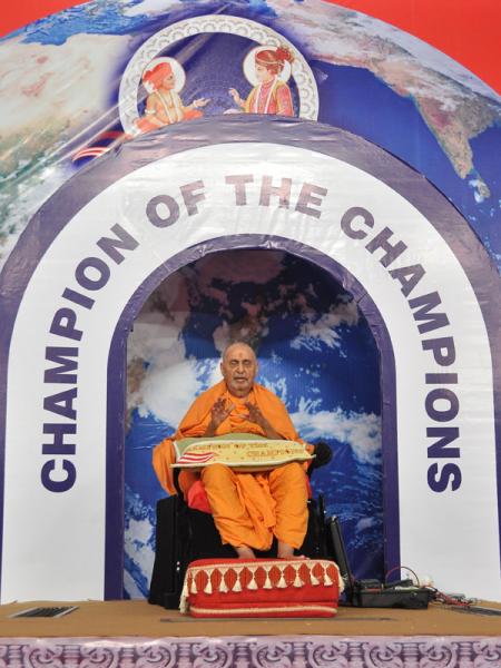 Pramukh Swami Maharaj in Atladra <br> 13 February 2011 - Swamishri blesses Annual Day celebration assembly