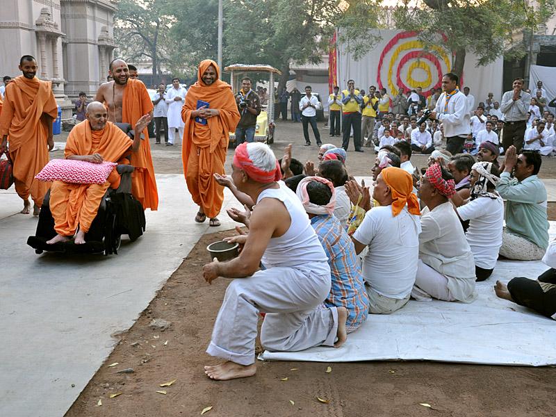 Pramukh Swami Maharaj in Atladra <br> 12 February 2011 - A skit presentation before Swamishri