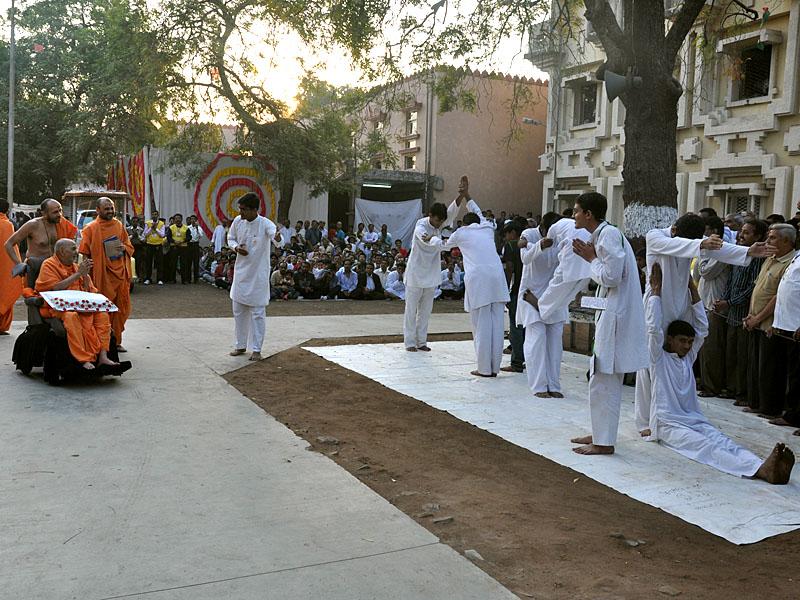 Pramukh Swami Maharaj in Atladra <br> 13 February 2011 - A skit presentation before Swamishri