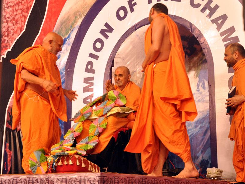 Pramukh Swami Maharaj in Atladra <br> 13 February 2011 - Sadhus honor Swamishri with a garland