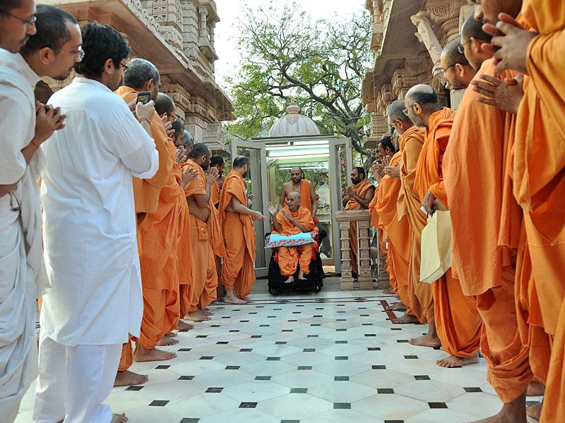 Pramukh Swami Maharaj in Atladra <br> 14 February 2011 - Swamishri bids Jai Swaminarayan to sadhus