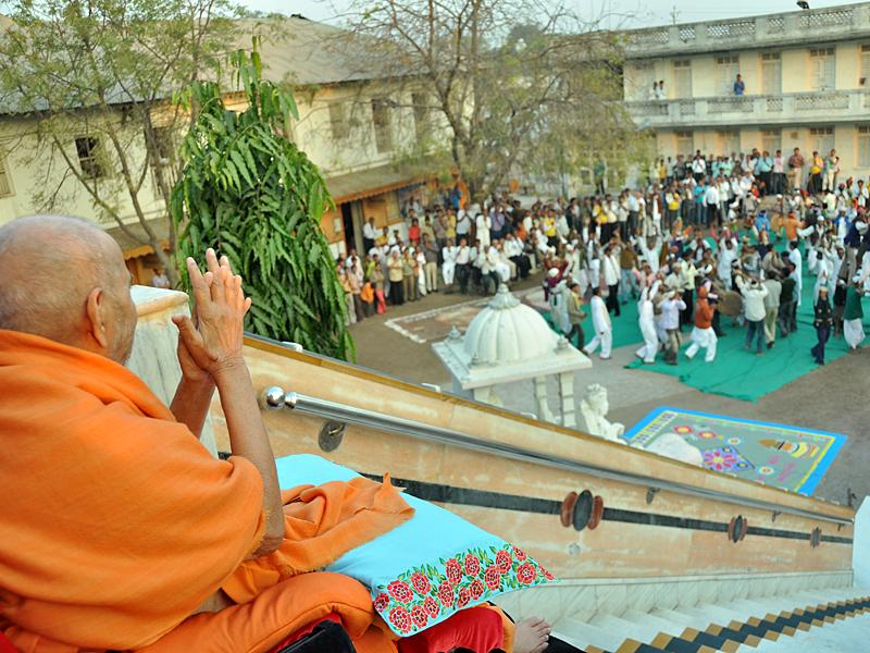 Pramukh Swami Maharaj in Atladra <br> 14 February 2011 - Swamishri bids Jai Swaminarayan to tribal devotees from Godhra area