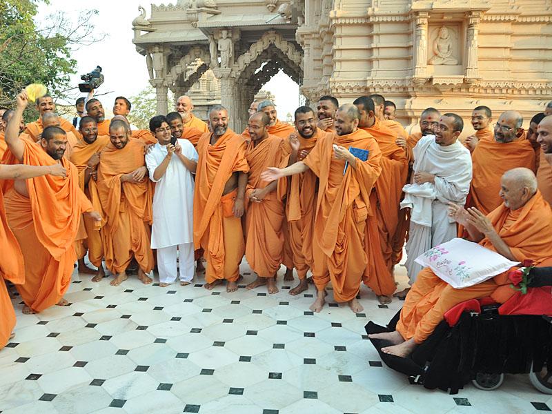 Pramukh Swami Maharaj in Atladra <br> 14 February 2011 - Swamishri in a divine, jovial mood