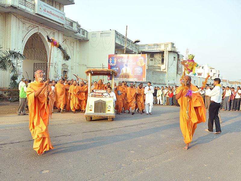 Pramukh Swami Maharaj in Atladra <br> 14 February 2011 - Swamishri on the way to assembly hall for his morning puja