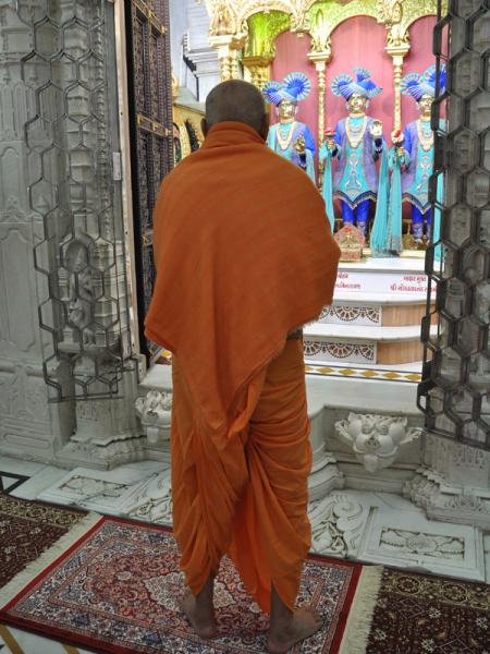 Pramukh Swami Maharaj in Atladra <br> 7 February 2011 - Swamishri engaged in darshan of Thakorji
