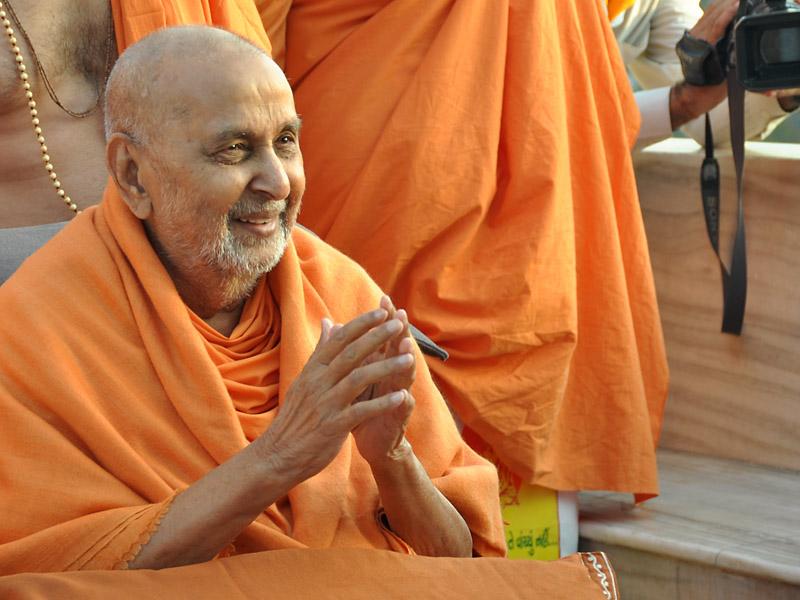 Pramukh Swami Maharaj in Atladra <br> 7 February 2011 - Swamishri in divine, jovial mood