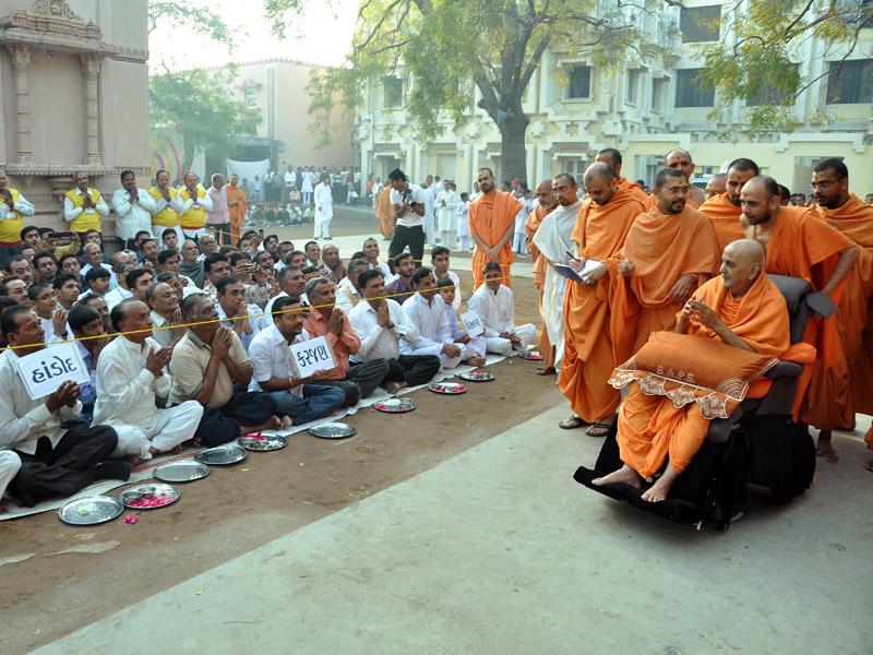 Pramukh Swami Maharaj in Atladra <br> 7 February 2011 - Swamishri blesses devotees from Bardoli, Handod and Karjan