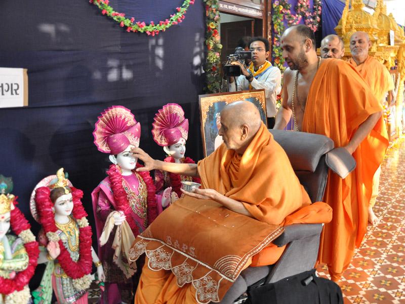 Pramukh Swami Maharaj in Atladra <br> 7 February 2011 - Swamishri performs murti-pratishtha rituals for hari mandirs at Bardoli, Handod and Karjan