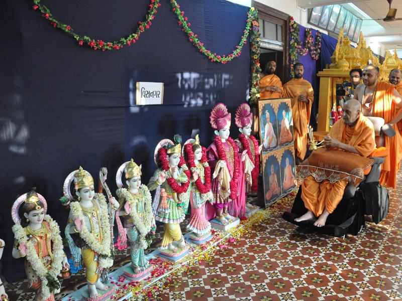 Pramukh Swami Maharaj in Atladra <br> 7 February 2011 - Swamishri performs murti-pratishtha arti 