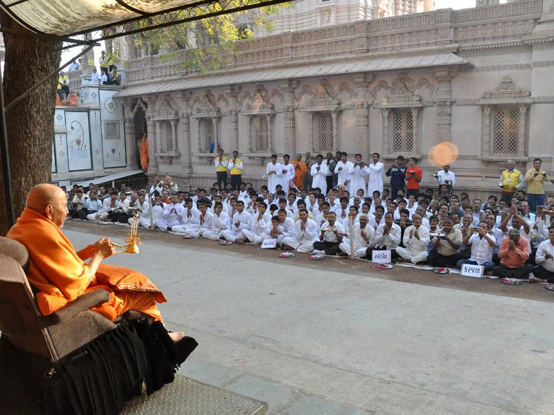 Pramukh Swami Maharaj in Atladra <br> 7 February 2011 - Swamishri performs murti-pratishtha arti 