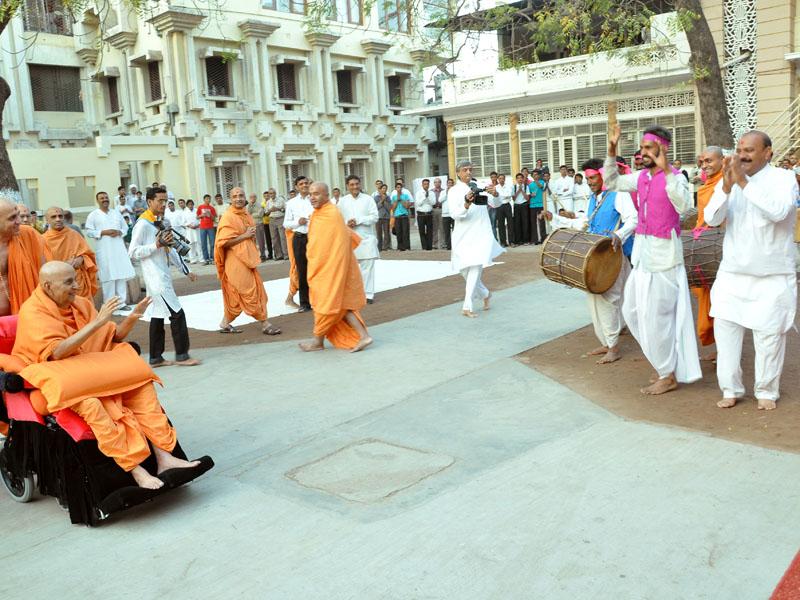 Pramukh Swami Maharaj in Atladra <br> 15 & 16 February 2011 - A skit presentation by youths in front of Swamishri 