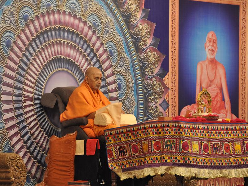 Pramukh Swami Maharaj in Atladra <br> 7 February 2011 - Swamishri performs his morning puja 