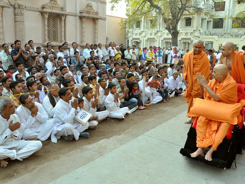 Pramukh Swami Maharaj in Atladra <br> 15 & 16 February 2011 -  Swamishri blesses devotees from Jambusar and Nahar