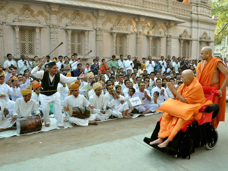 Pramukh Swami Maharaj in Atladra <br> 15 & 16 February 2011 -  Swamishri blesses devotees from Jambusar and Nahar