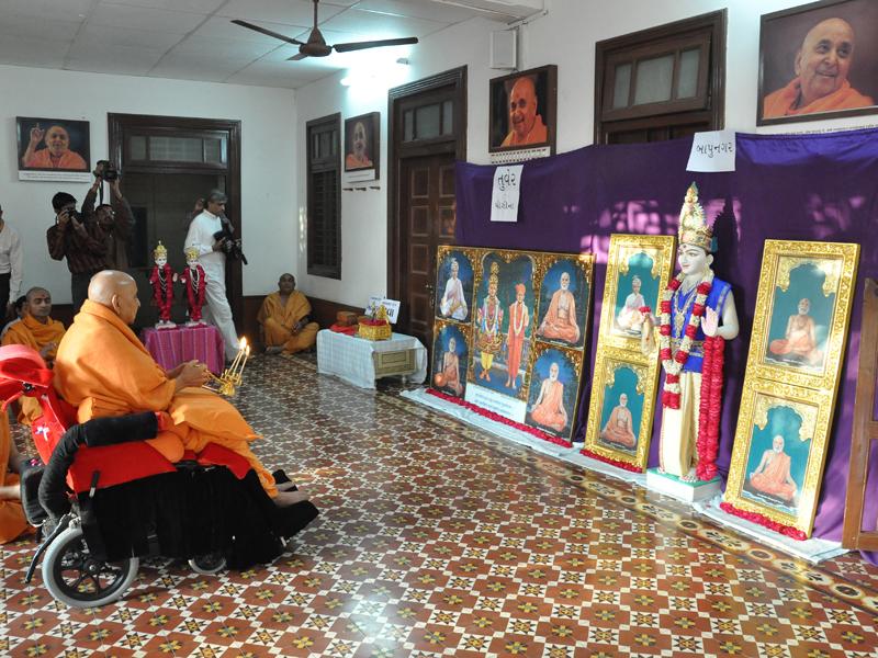 Pramukh Swami Maharaj in Atladra <br> 15 & 16 February 2011 -  Swamishri performs murti-pratishtha rituals for new mandir in Tuver (Poshina) and Shri Ghanshyam Maharaj for mandir in Bapunagar (Ahmedabad)