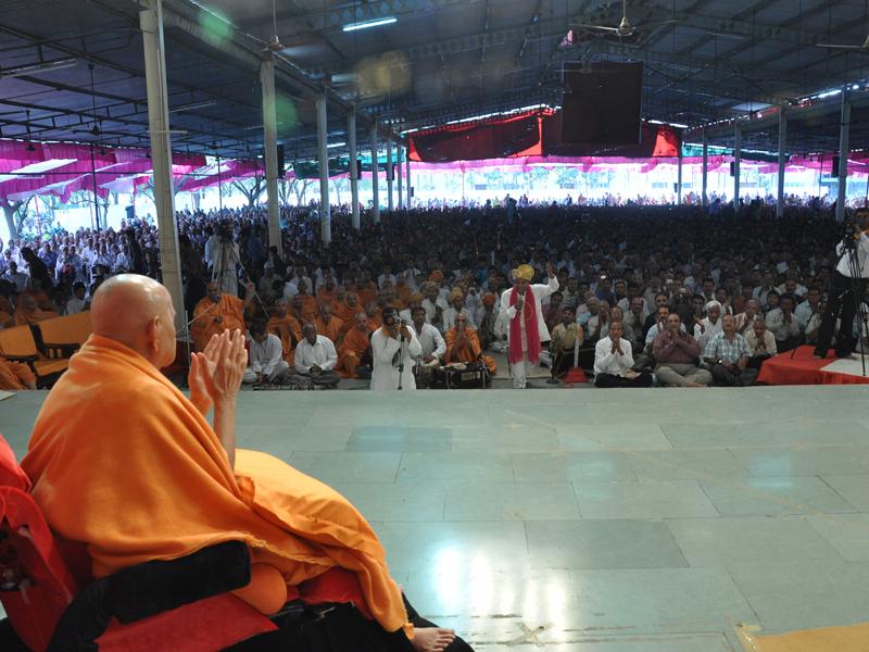 Pramukh Swami Maharaj in Atladra <br> 15 & 16 February 2011 -  Swamishri bids Jai Swaminarayan to devotees