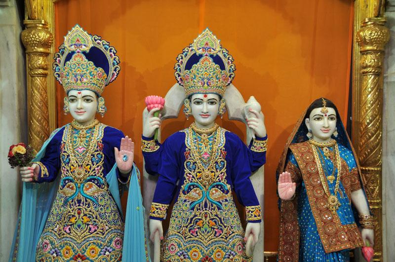 Pramukh Swami Maharaj in Atladra <br> 17 & 18 February 2011 -  Shri Harikrishna Maharaj and Shri Lakshmi-Narayan Dev 