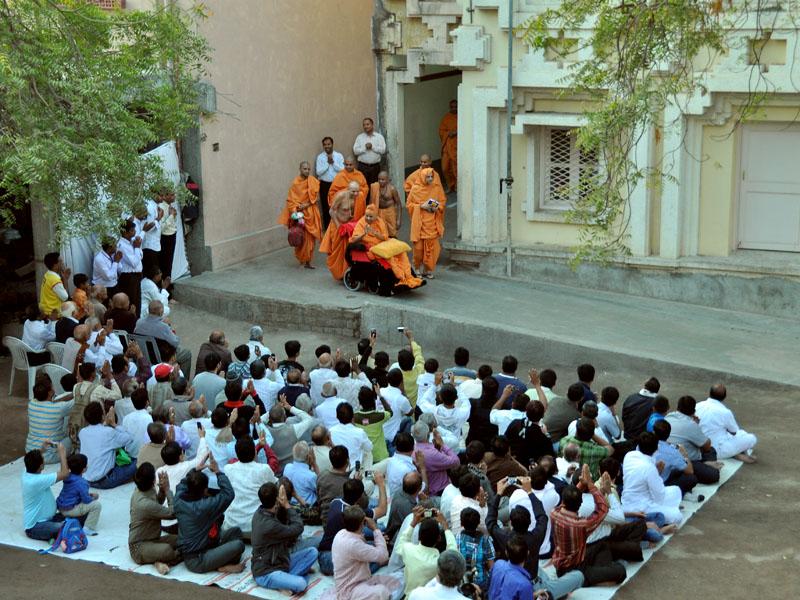 Pramukh Swami Maharaj in Atladra <br> 17 & 18 February 2011 -  Devotees engaged in darshan of Swamishri