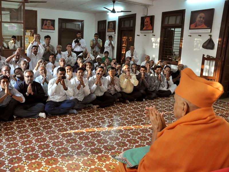 Pramukh Swami Maharaj in Atladra <br> 17 & 18 February 2011 -  Swamishri bids Jai Swaminarayan to devotees