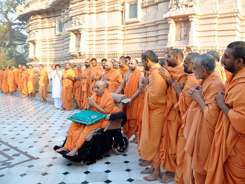 Pramukh Swami Maharaj in Atladra <br> 9 & 10 February 2011 - Swamishri engaged in darshan of Shri Guru Parampara