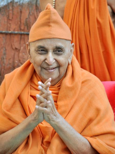 Pramukh Swami Maharaj in Atladra <br> 17 & 18 February 2011 -  Swamishri in a divine, jovial mood