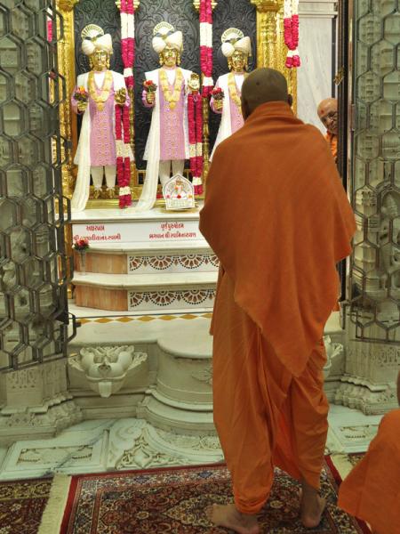 Pramukh Swami Maharaj in Atladra <br> 19 & 20 February 2011 -  Swamishri engaged in darshan of Thakorji