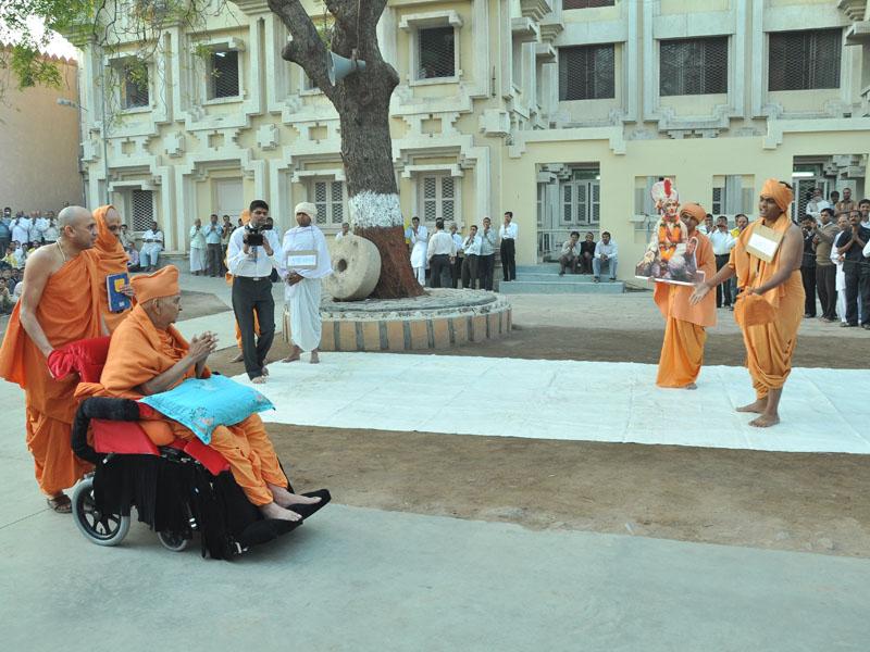 Pramukh Swami Maharaj in Atladra <br> 19 & 20 February 2011 - A skit presentation by youths in front of Swamishri 