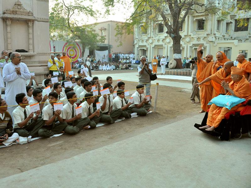 Pramukh Swami Maharaj in Atladra <br> 19 & 20 February 2011 -  Swamishri blesses students of Swaminarayan Vidyamandir, Raisan