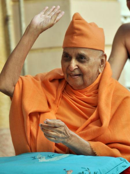 Pramukh Swami Maharaj in Atladra <br> 19 & 20 February 2011 -  Swamishri's divine gestures