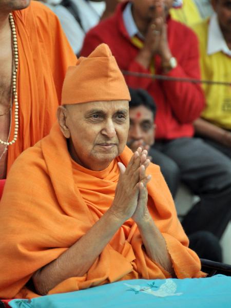 Pramukh Swami Maharaj in Atladra <br> 19 & 20 February 2011 -  Swamishri's divine gestures