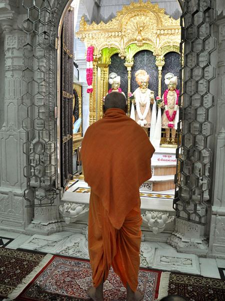 Pramukh Swami Maharaj in Atladra <br> 11 February 2011 - Swamishri engaged in darshan of Thakorji