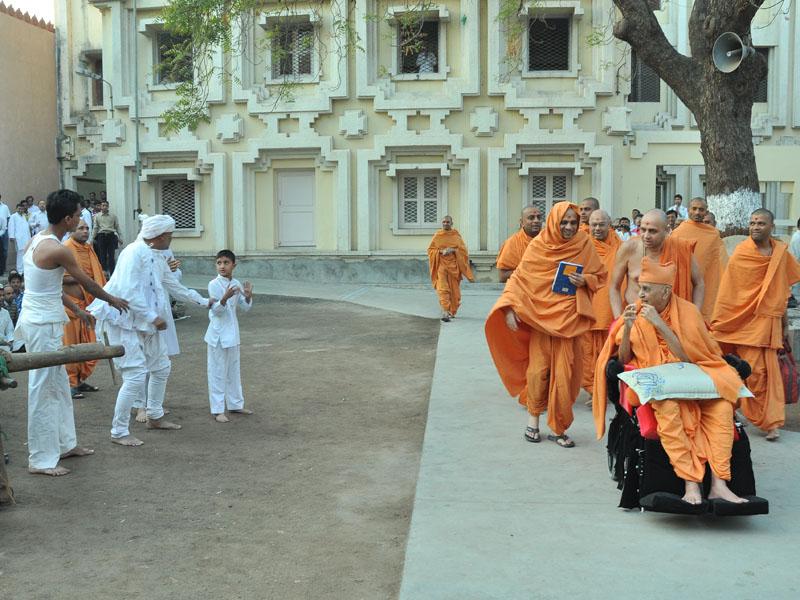 Pramukh Swami Maharaj in Atladra <br> 19 & 20 February 2011 -  A skit presentation by youths in front of Swamishri