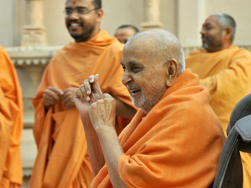 Pramukh Swami Maharaj in Atladra <br> 12 February 2011 - Swamishri in a divine, jovial mood