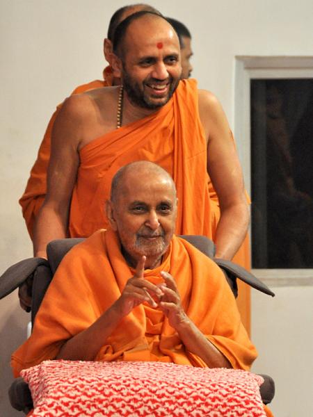 Pramukh Swami Maharaj in Atladra <br> 12 February 2011 - Swamishri in a divine, jovial mood