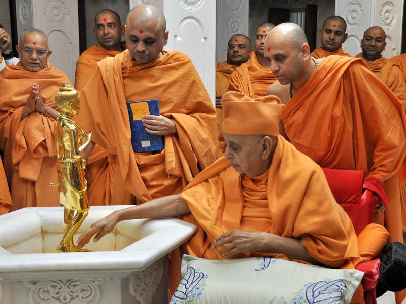 Pramukh Swami Maharaj in Atladra <br> 19 & 20 February 2011 - Swamishri engaged in darshan of Shri Nilkanth Varni  