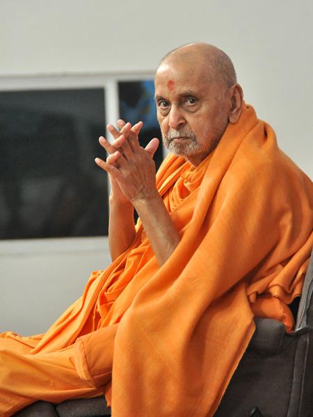 Pramukh Swami Maharaj in Atladra <br> 12 February 2011 - Swamishri bids Jai Swaminarayan to devotees