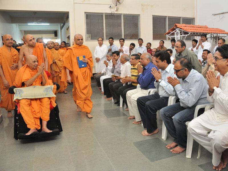 Pramukh Swami Maharaj in Atladra <br> 19 & 20 February 2011 -  Swamishri bids Jai Swaminarayan to devotees