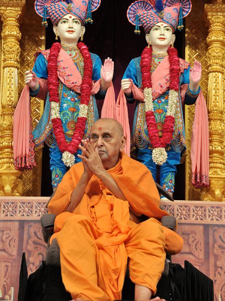 Pramukh Swami Maharaj in Atladra <br> 13 February 2011 - Swamishri bids Jai Swaminarayan to devotees