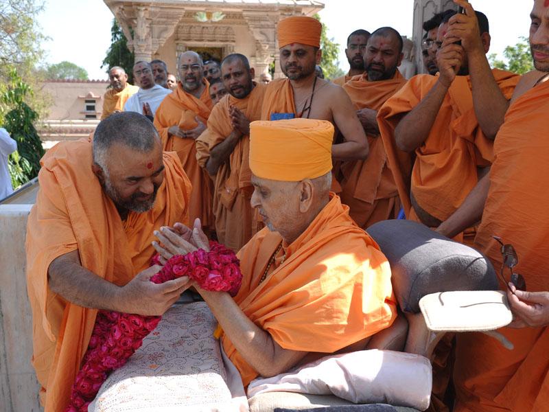 Pramukh Swami Maharaj in Atladra <br> 4 & 5 February 2011 - Sadhus welcome Swamishri with a garland
