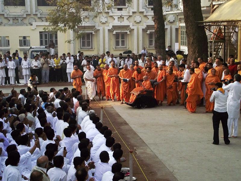 Pramukh Swami Maharaj in Atladra <br> 7 February 2011 - Swamishri blesses devotees from Bardoli, Handod and Karjan