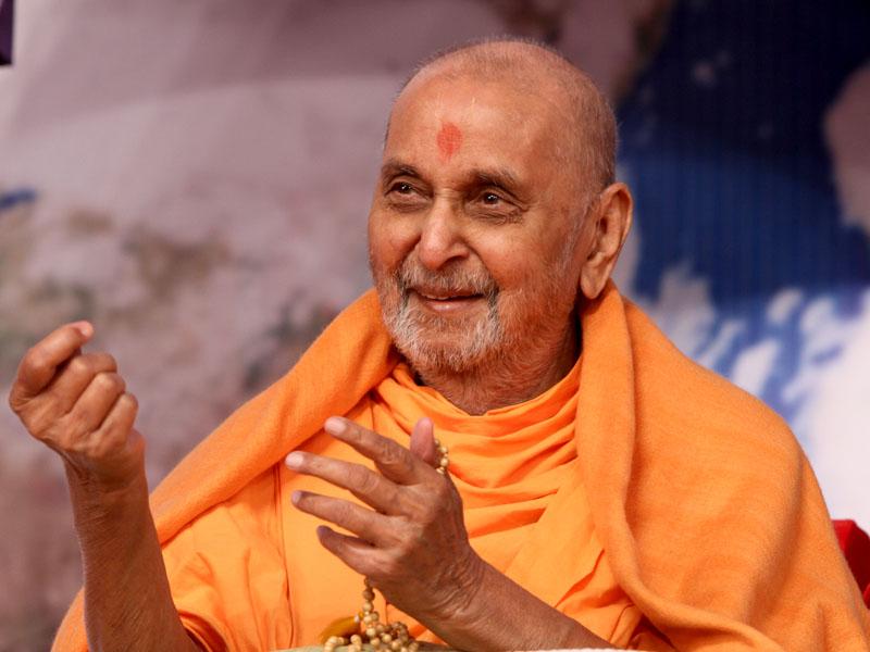 Pramukh Swami Maharaj in Atladra <br> 13 February 2011 - Swamishri responds during the drama