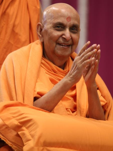Pramukh Swami Maharaj in Atladra <br> 15 & 16 February 2011 - Swamishri bids Jai Swaminarayan to devotees 
