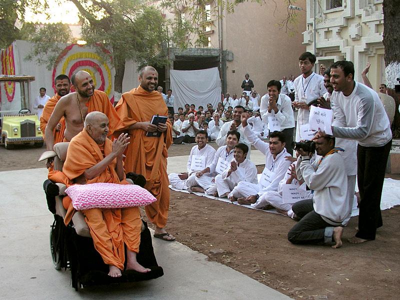 Pramukh Swami Maharaj in Atladra <br> 9 & 10 February 2011 - A skit presentation before Swamishri