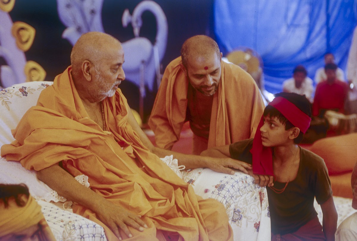 Swamishri blesses a tribal child