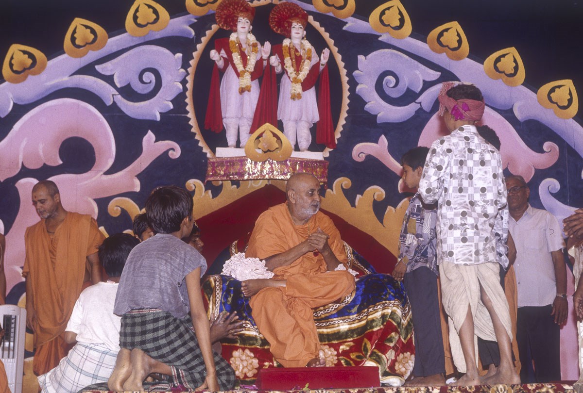 Swamishri in conversation with children