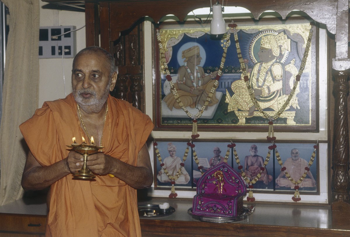 Swamishri performs the arti in the BAPS Swaminarayan Mandir, Jamnagar