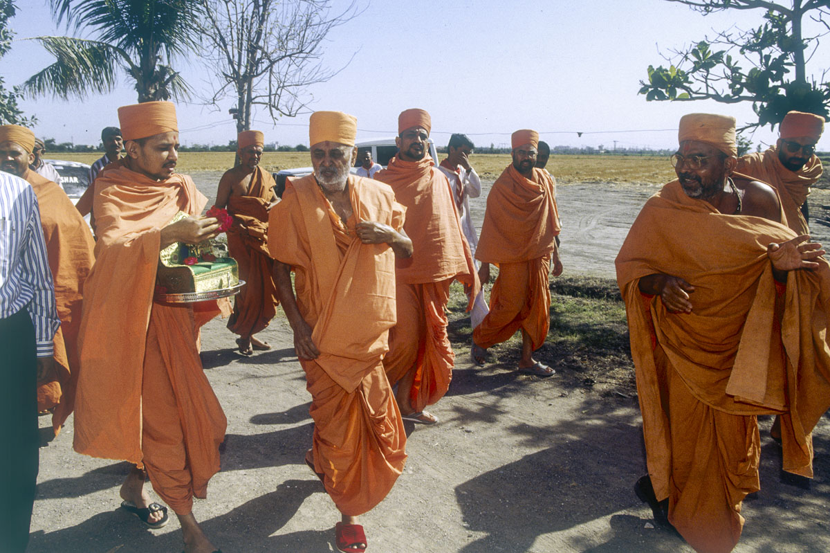 Swamishri sanctifies land for the new BAPS Swaminarayan Mandir, Jamnagar